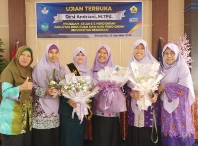 Keluarga Besar Salimah Bengkulu Hadiri Ujian Terbuka S3 Desi Andriani, M.TPd. di Universitas Bengkulu